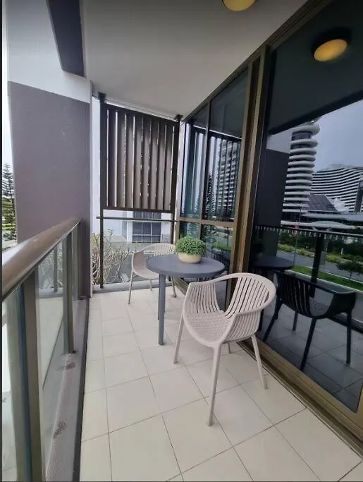 Broadbeach Stunner Modern And Central Gold Coast Apartment