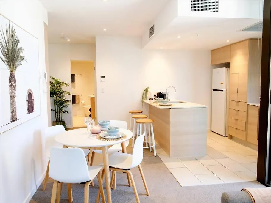 Broadbeach Stunner Modern And Central Gold Coast