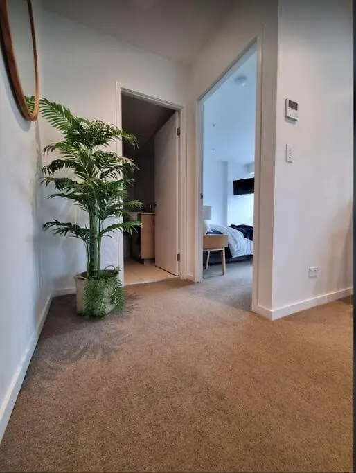 Broadbeach Stunner Modern And Central Gold Coast