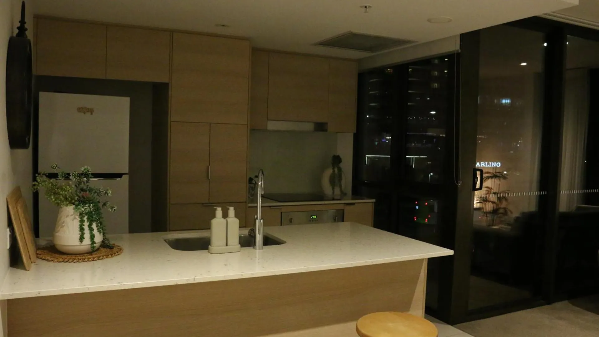Broadbeach Stunner Modern And Central Gold Coast Apartment
